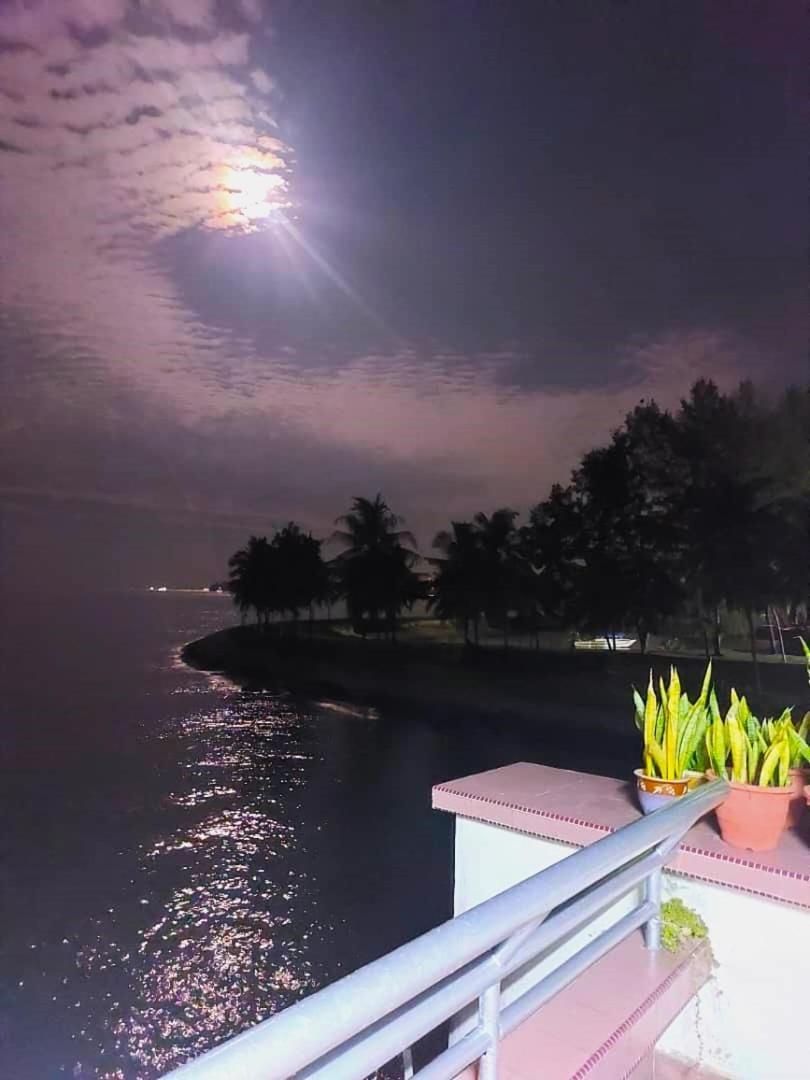 Homestay Atas Air - Melayu Sahaja Port Dickson Exterior photo